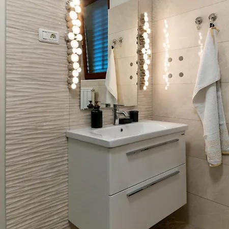 Apartman Apartmaji Lana 21 *