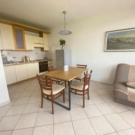 Apartmaji Lana 21 Копер